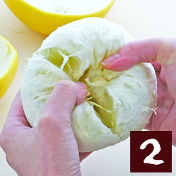 黄色い皮を剥いた後、ヘタのない方に指を入れて割る