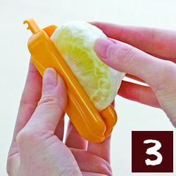 薄皮にムッキーちゃんで切れ目を入れる