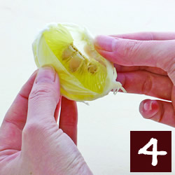 薄皮を指で剥く