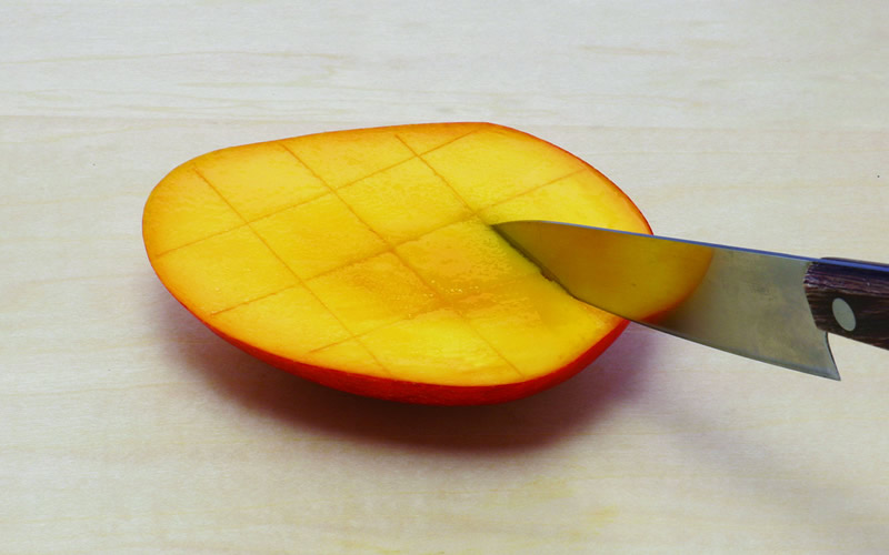 包丁で切れ目を入れたマンゴー