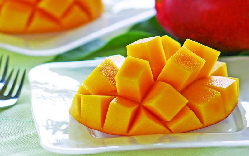 綺麗にカットしたマンゴー